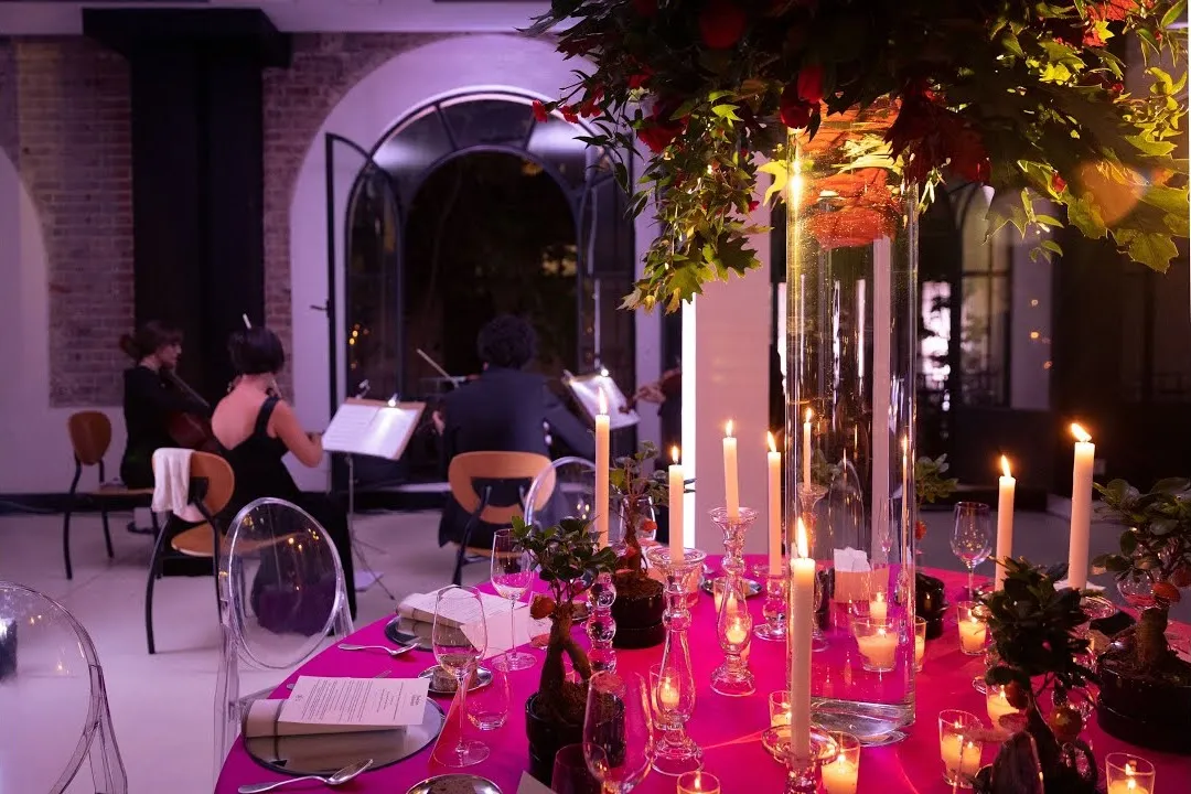Cena de gala con velas y música en directo bajo los arcos de Casa Gans