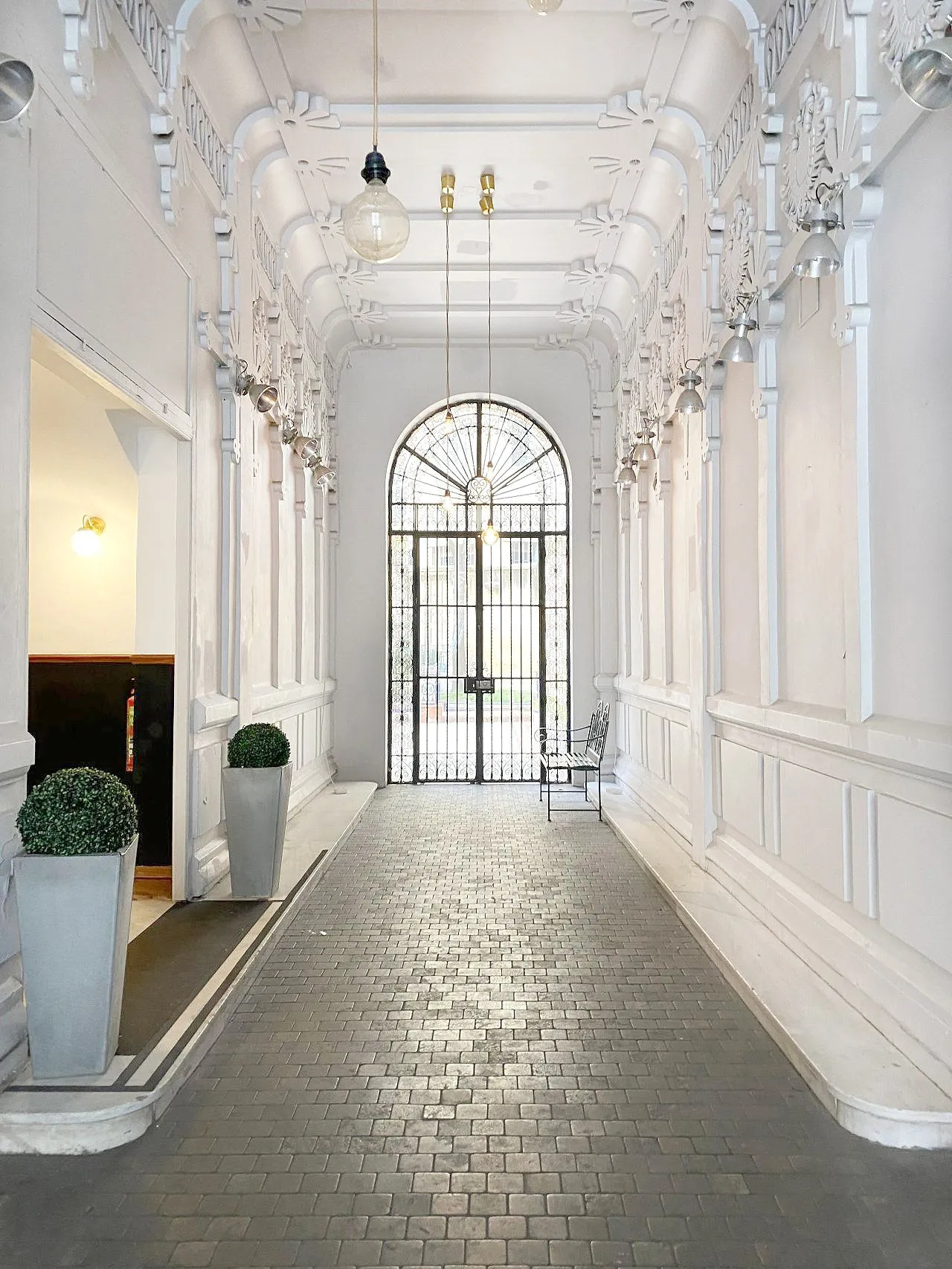 El zaguán. Entrada de carruajes y patio jardín, en Casa Gans